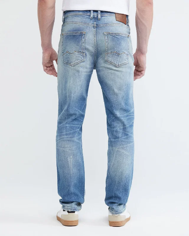 STRAIGHT FIT MID-RISE JEANS IN LIGHT WASH STRAIGHT FIT MID-RISE JEANS IN LIGHT WASH